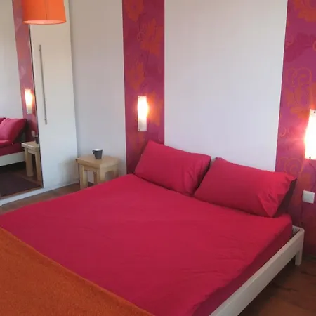 Neon Alexander Services Apartmán *